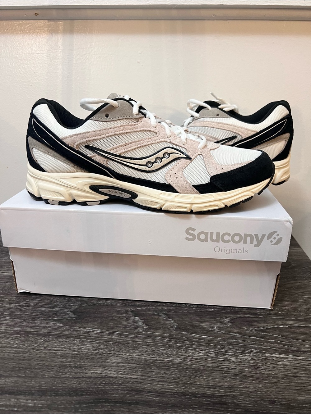 NWOT Saucony Men's Sneakers in White, Black and Cream. Mens 10.5/Womens 12